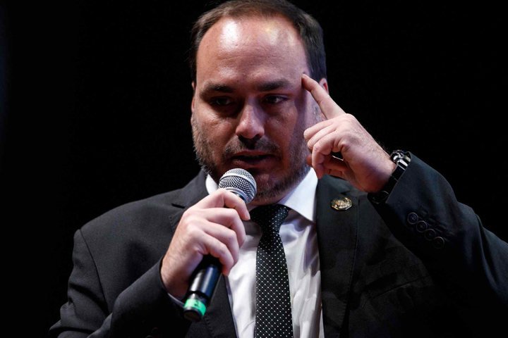 Carlos diz que encontrou Bolsonaro 'sonolento' e 'abatido' durante visita à Papudinha
