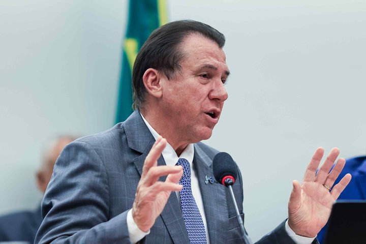Ministro do Trabalho defende que Jaques Wagner deixe a liderança do governo no Senado para 'se defender'