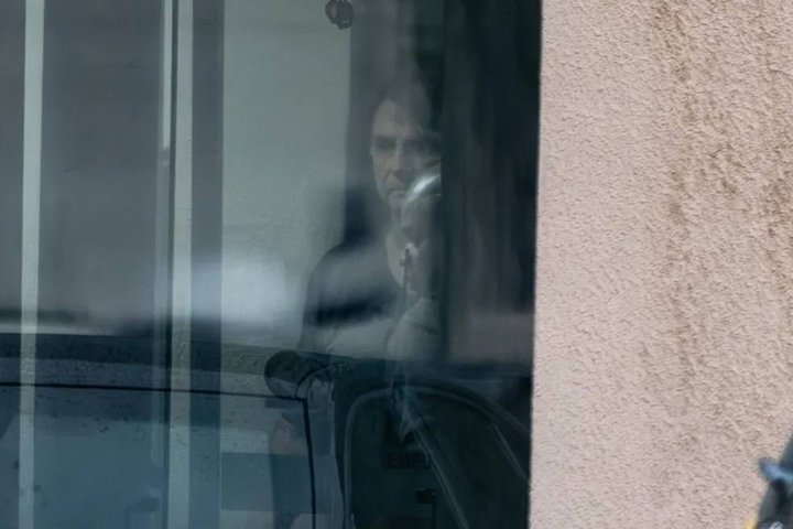 Bolsonaro é visto ao se despedir da mulher na sede da PF, após o ministro Alexandre de Moraes permitir a entrada de familiares e médicos — Foto: Brenno Carvalho / Agência O Globo