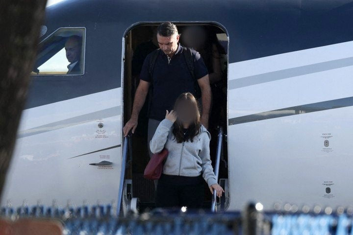 Qual idade das filhas de Flávio Bolsonaro? Senador desembarcou nos EUA com a família