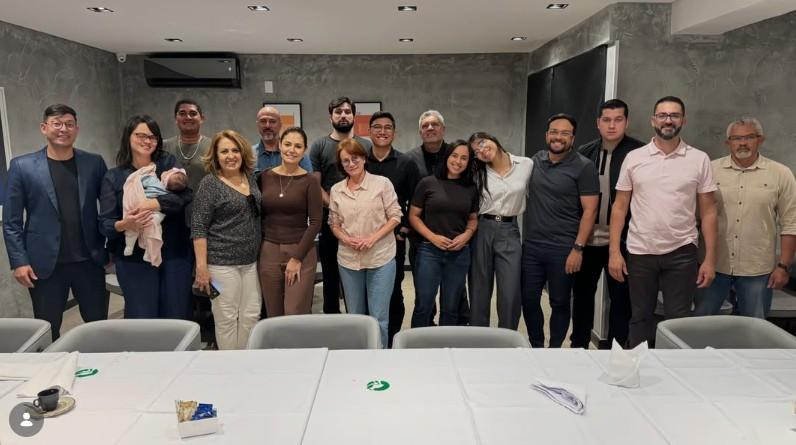 Michelle Bolsonaro visita PL Mulher e posa para foto com antiga equipe após imagem de papelão viralizar
