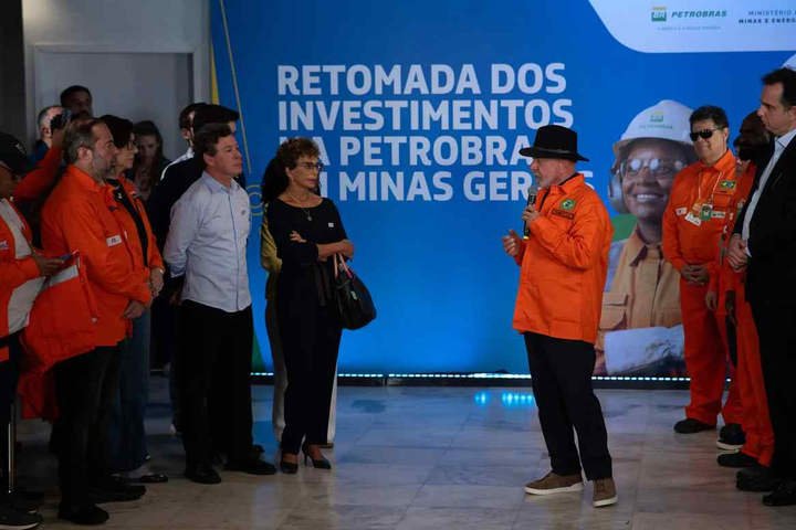 Presidente Lula distribui pão de queijo para apoiadores durante um evento na Refinaria Gabriel Passos, em Betim — Foto: Douglas MAGNO / AFP