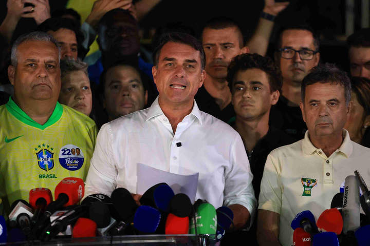 Voo com Flávio Bolsonaro e família deixa Equador rumo aos Estados Unidos
