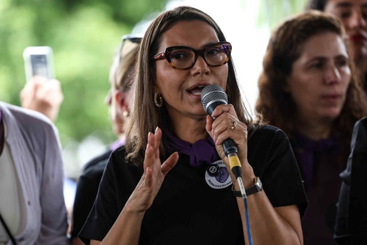 Em evento, Janja questiona vídeos de bolsonaristas que bebem detergente Ypê: 'Até quando?'