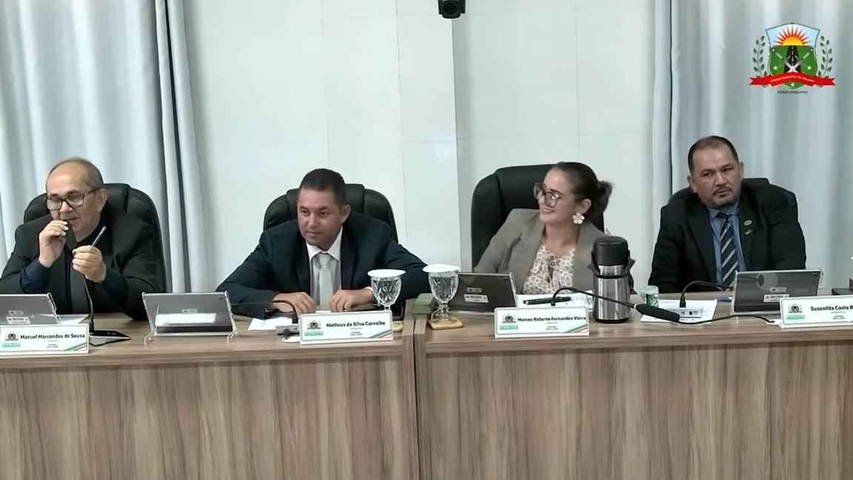 Vereadora faz gesto obsceno durante sessão no interior do Ceará e é flagrada em transmissão; vídeo