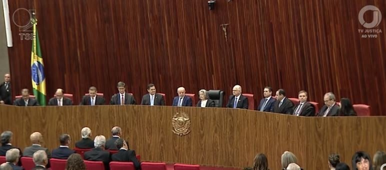Lula e Alcolumbre se encontram pela 1ª vez em posse no TSE depois de derrota de Messias ao STF