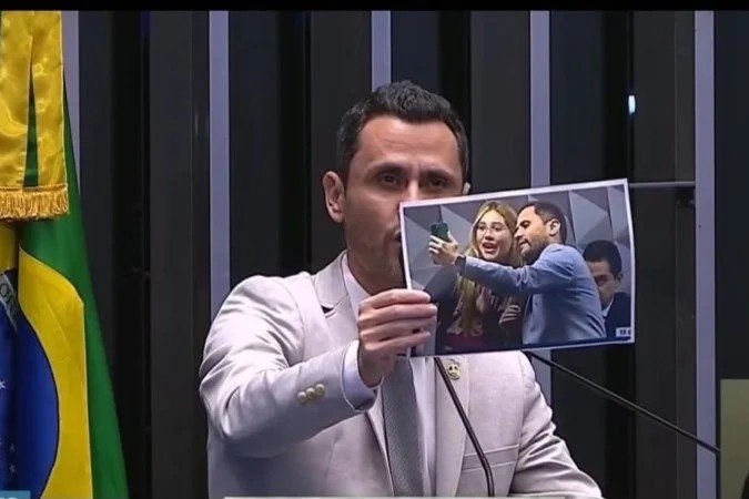 Cleitinho diz que foi 'idiota' ao pedir foto com Virgínia durante depoimento na CPI das Bets