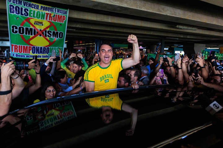 Aliados de Flávio repetem estratégia de campanha de Bolsonaro e mobilizam recepção de apoiadores em aeroportos