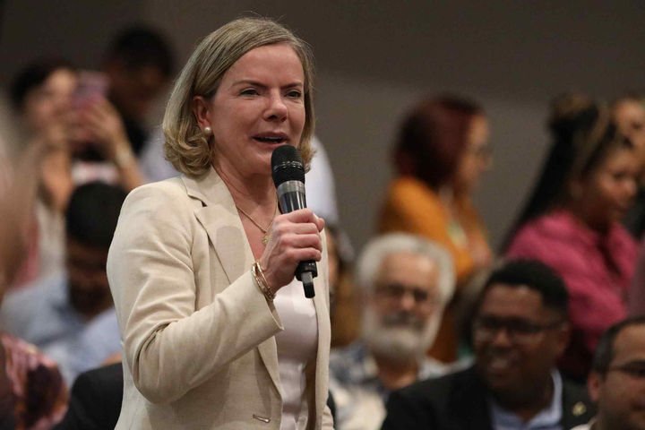 Gleisi Hoffmann acusa presidente da CPMI do INSS de aplicar golpe em votação que aprovou quebra de sigilo de Lulinha