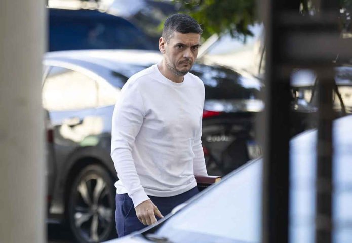 Na foto, o ex-presidente da Assembleia Legislativa do Rio Rodrigo Bacellar, um dos alvos de mandados de prisão, chega a sede da PF. Ela vai ser transferido para um presídio federal — Foto: Márcia Foletto