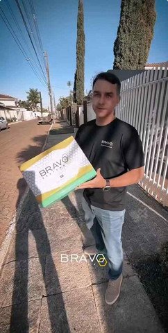 Flávio Bolsonaro vende capacete de grafeno — Foto: Reprodução