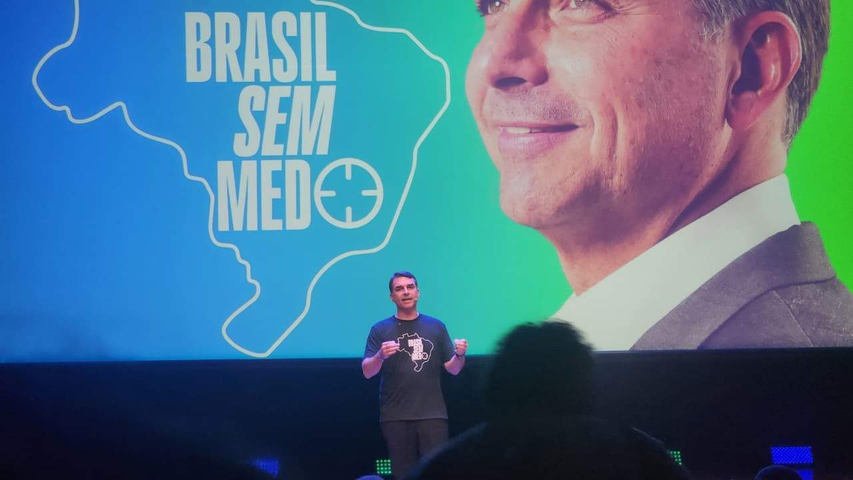 Flávio propõe castração química de estupradores, redução de maioridade penal e presídios inspirados em El Salvador
