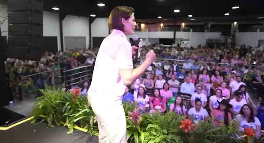 Prefeito de cidade do MT abandona evento com Michelle Bolsonaro após ficar de fora de palanque