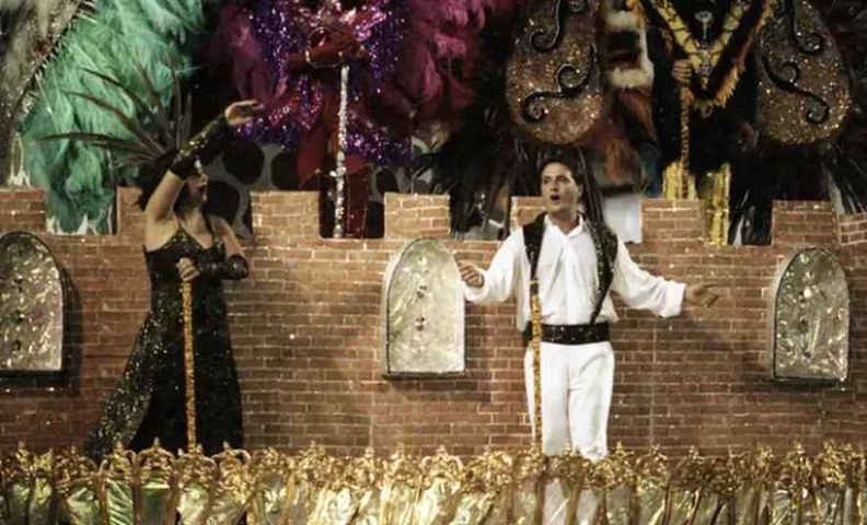 Rosinha e Garotinho desfilaram em carro da Independentes de Cordovil — Foto: Fernando Maia/Agência O Globo/12-02-1994