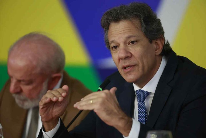 Presidente Lula e o ministro Fernando Haddad se reúnem em coletiva sobre medidas para reduzir o impacto da oscilação do preço internacional do petróleo sobre o diesel no Brasil — Foto: Cristiano Mariz/Agência O Globo