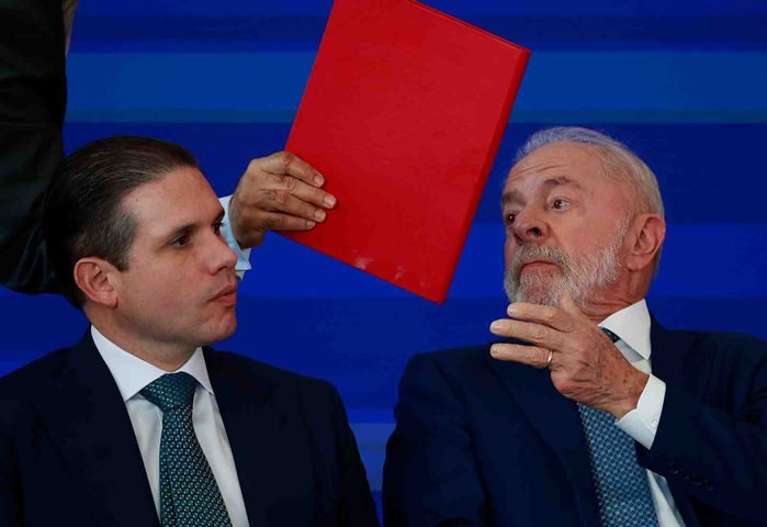 Hugo Motta se queixa de atuação de Lula a favor de adversário de seu pai ao Senado