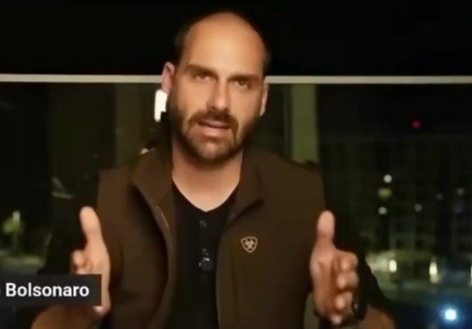 Notificado e sob risco de perder mandato, Eduardo Bolsonaro ataca Hugo Motta: 'Bonequinha de Moraes'