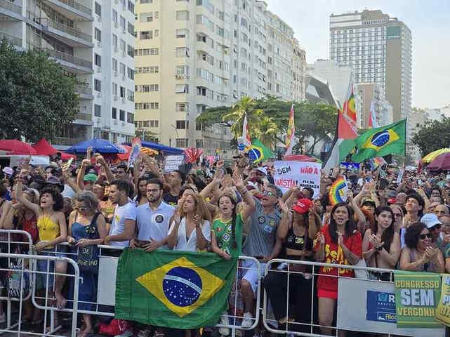 Ato contra PEC da Blindagem e PL da Anistia, em Copacabana. — Foto: Leo Martins / Agência O Globo