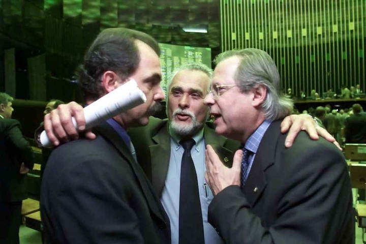 Os deputados Aloísio Mercadante, José Genoíno e José Dirceu conversam no plenário da câmara, em 2001 — Foto: Ailton de Freitas
