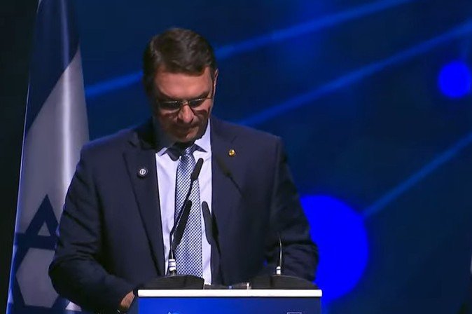 Internado com broncopneumonia: Flávio diz que Bolsonaro 'escapou por pouco'