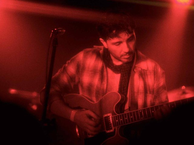 Renan Santos envereda pelo rock como Milei e ironiza fama de machista: 'Mulheres são protagonistas nas minhas músicas'