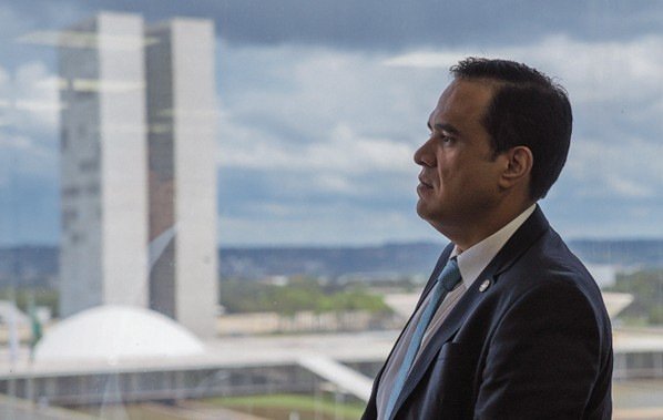 Empresas geridas por ministro do Turismo acumulam crise e sanções do governo federal