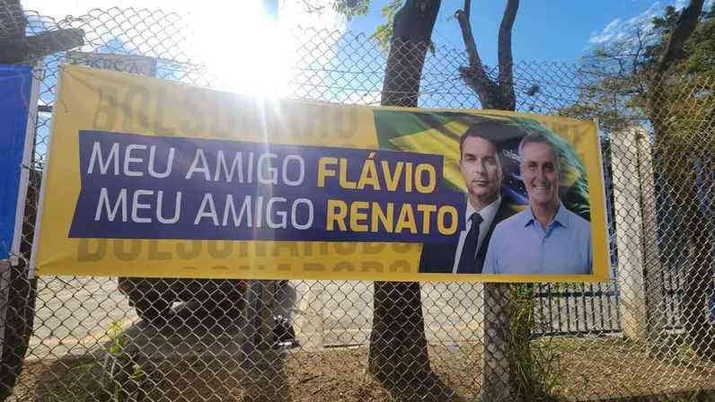 Faixa com foto de Flávio Bolsonaro (PL), que irá concorrer ao Planalto, ao lado de Renato Bolsonaro (PL), que tentará uma vaga de deputado federal — Foto: Hyndara Freitas/O GLOBO