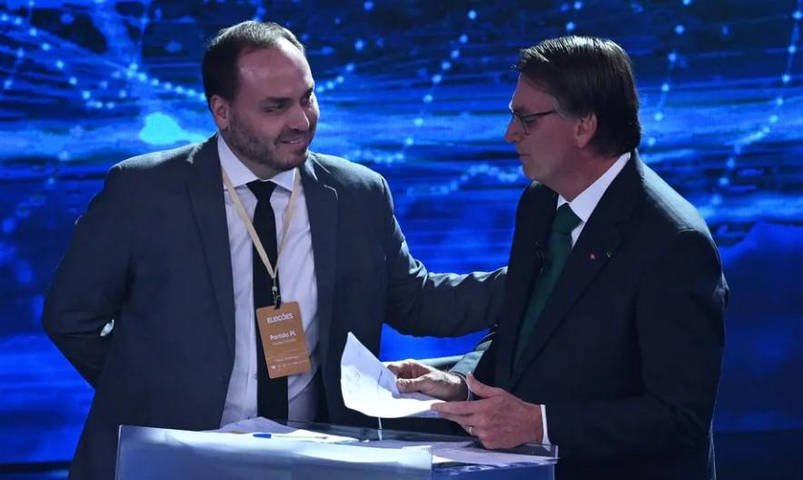 Carlos Bolsonaro diz que pai voltou a ter soluços após procedimentos médicos