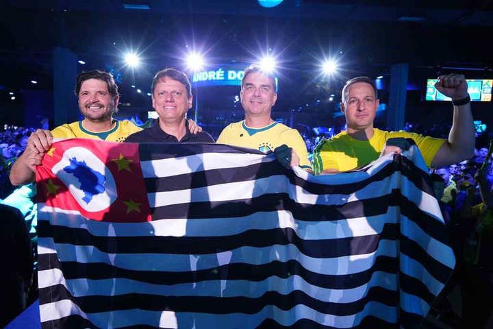 Com ‘dancinha’ de Flávio Bolsonaro e ares de campanha eleitoral, André do Prado se lança pré-candidato ao Senado pela direita em SP