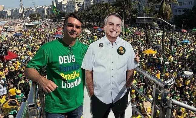 Flávio chama buscas da PF de 'cortina de fumaça', e aliados veem operação como tentativa de constranger Bolsonaro