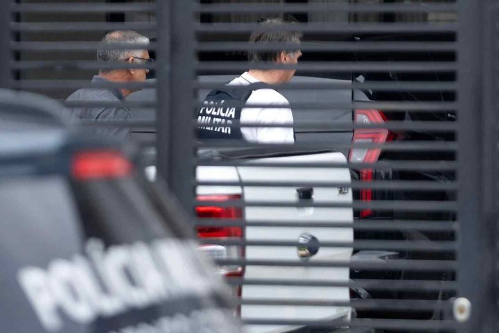 Bolsonaro chega em casa para cumprir prisão domiciliar — Foto: Vinicius Schmidt / Metropoles / AFP