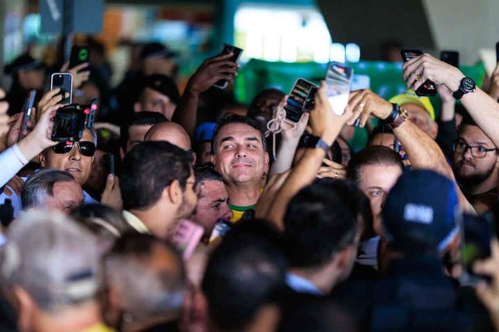 Flávio Bolsonaro chega no aeroporto de Brasília após tour nos Estados Unidos em busca de apoio político com Donald Trump — Foto: Brenno Carvalho / Agência O Globo.