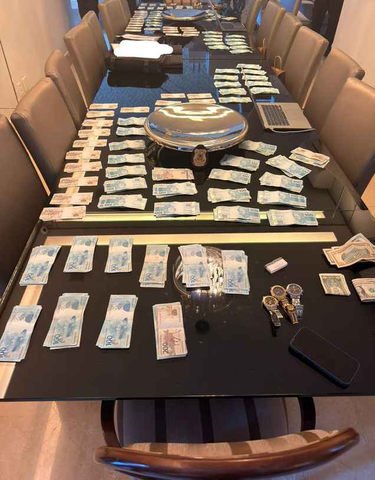 PF apreende maços de dinheiro em livro falso em operação que apura desvio da cota parlamentar