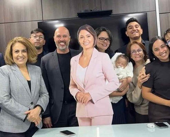 PL Mulher publica foto com Michelle feita de papelão — Foto: Reprodução / Redes Sociais