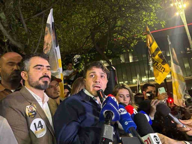 Após liberação de Toffoli, Renan Santos participa de protesto em SP pedindo impeachment do ministro