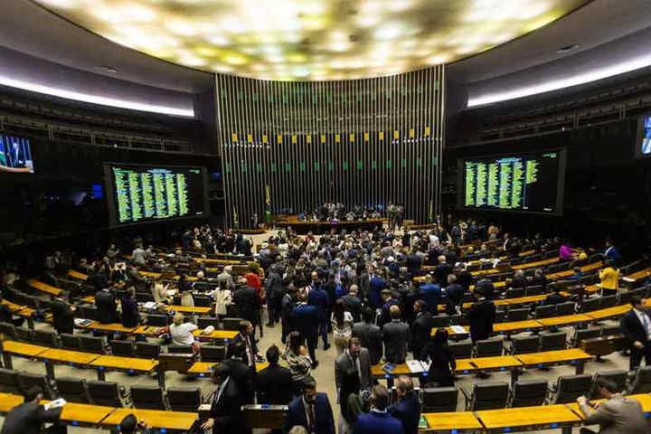 Câmara tem semana cheia com votações sobre falsificação de bebidas e enfrentamento ao câncer de mama