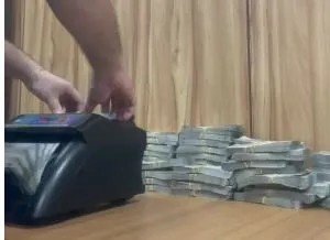 PF conta dinheiro apreendido com assessor parlamentar — Foto: PF deflagra operação contra corrupção eleitoral no Amazonas