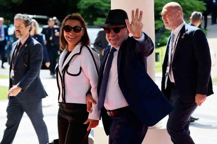 Lula e Janja chegam para o encontro — Foto: Ludovic MARIN / POOL / AFP