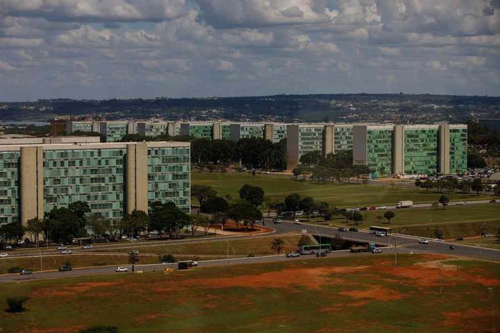 Explosão em subestação provoca incêndio e deixa feridos em ministérios