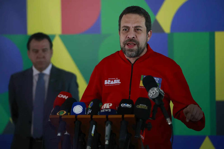 Ministros Luiz Marinho e Guilherme Boulos falam a respeito do projeto da Escala de trabalho 6x1, no Palácio do Planalto — Foto: Cristiano Mariz/Agência O Globo