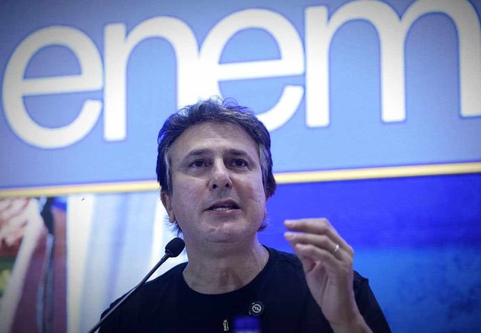 Diante de candidatura de Ciro Gomes, Camilo Santana anuncia que deve deixar MEC para se dedicar à campanha no Ceará