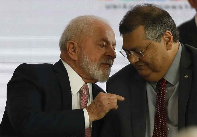 Lula em conversa com Flávio Dino: ministro resiste ao fatiamento de sua pasta para a criação do Ministério da Segurança Pública, movimento apoiado por lideranças do PT — Foto: Cristiano Mariz/Agência O Globo/27-09-2023