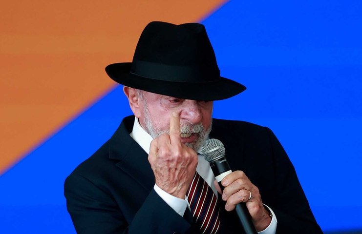 Lula mostra dedo do meio durante evento oficial do governo