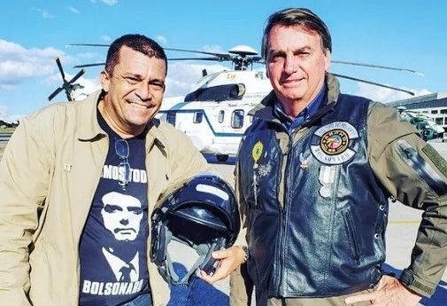 Bolsonaro pede a Moraes retorno de ex-assessores investigados no caso dos cartões de vacina