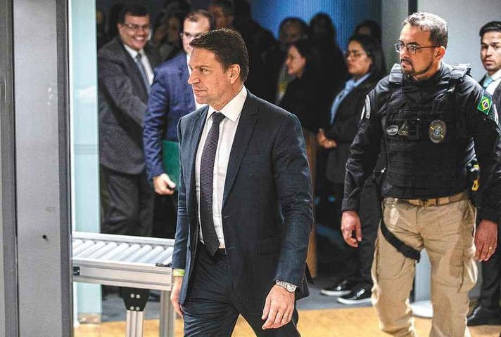 Em pedido de prisão preventiva para Bolsonaro, PF menciona fuga de Ramagem para os EUA