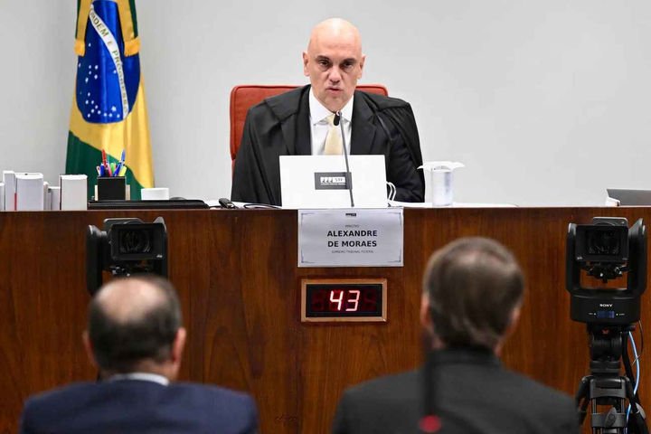 O ex-presidente Jair Bolsonaro depõe ao lado de seu advogado Celso Villardi, diante do ministro Alexandre de Moraes, no julgamento sobre a tentativa de golpe de janeiro de 2023, em Brasília — Foto: EVARISTO SA / AFP