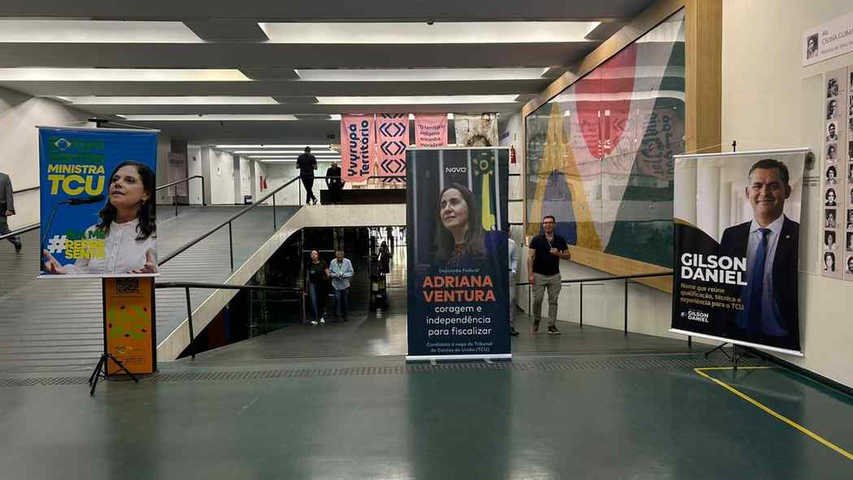 Disputa por vaga no TCU transforma Câmara em cenário de campanha com posters e flyers de candidatos