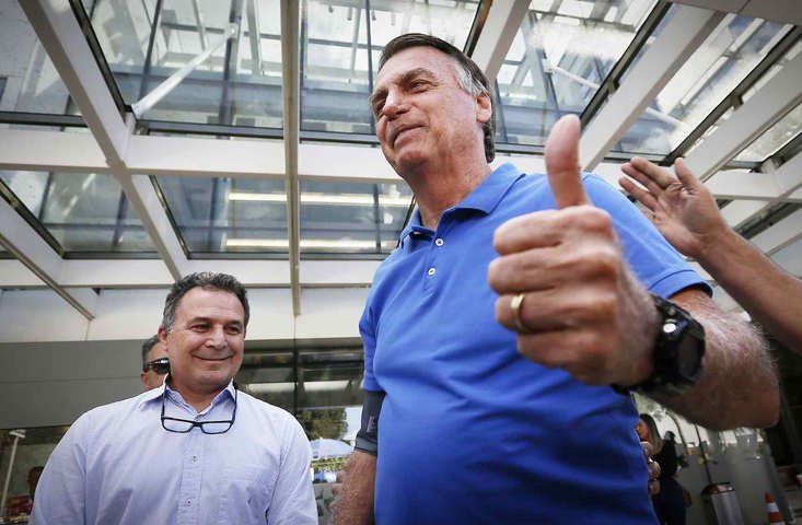Médico diz que Bolsonaro apresenta 'melhora parcial e progressiva' de pneumonia que provocou internação