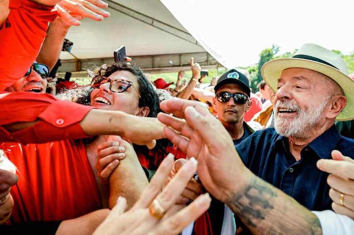 Em meio a desgaste de Flávio Bolsonaro com eleitorado feminino, Lula fala em 'aumentar a pena para quem mata mulher'