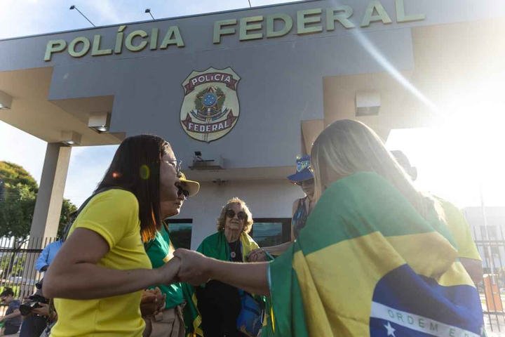 Cânticos, orações e troca de provocações marcam mobilização em frente à PF após prisão de Bolsonaro